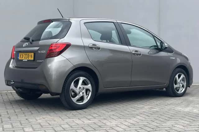 Toyota Yaris (2016) thumbnail 3