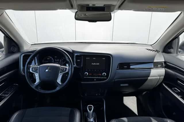 Mitsubishi Outlander (2021) thumbnail 2