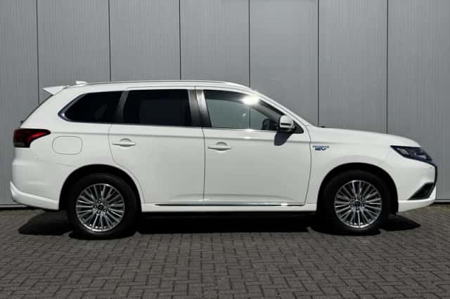 Mitsubishi Outlander (2021) thumbnail 8