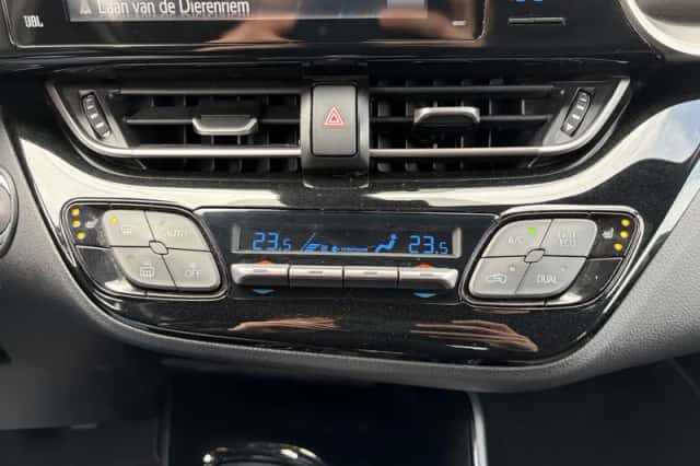 Toyota C-HR (2016) thumbnail 32