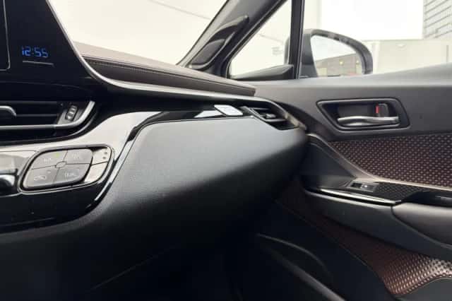 Toyota C-HR (2016) thumbnail 39