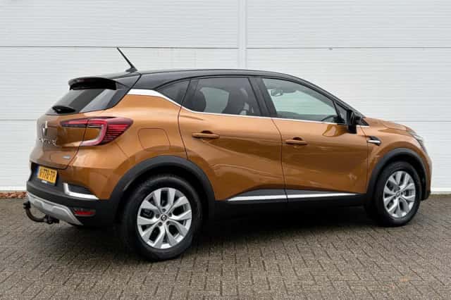 Renault Captur (2022) thumbnail 3