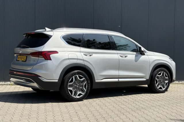 Hyundai Santa Fe (2022) thumbnail 2