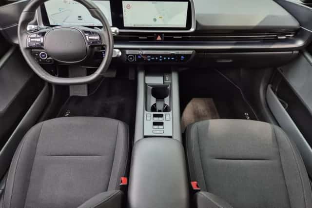 Hyundai Ioniq 6 (2023) thumbnail 2