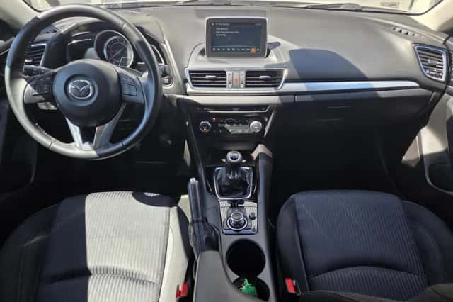 Mazda 3 (2016) thumbnail 2