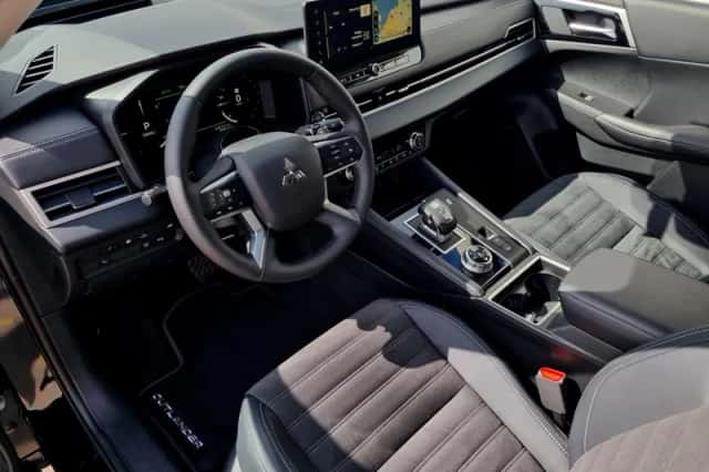 Mitsubishi Outlander (2025) thumbnail 2