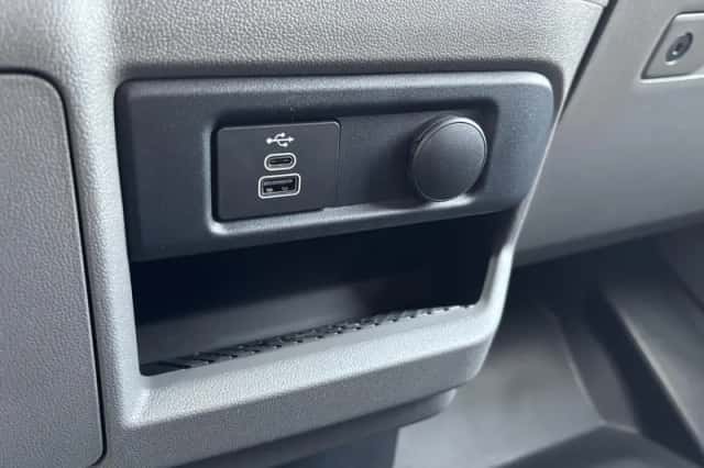 Volkswagen E-Transporter Caravelle (2025) thumbnail 61