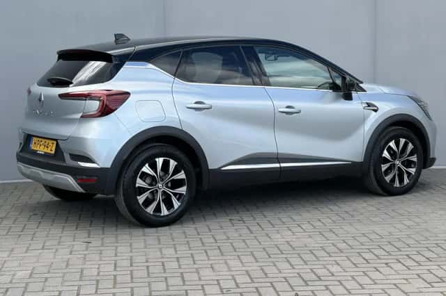 Renault Captur (2023) thumbnail 3