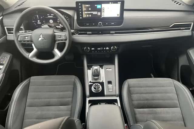 Mitsubishi Outlander (2025) thumbnail 2