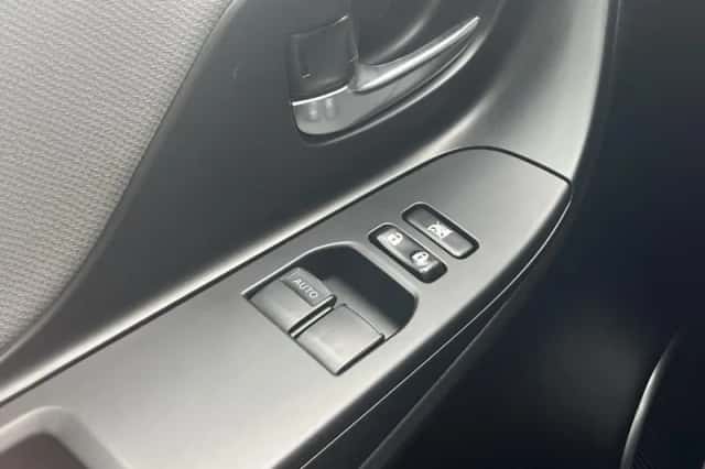 Toyota Yaris (2016) thumbnail 14