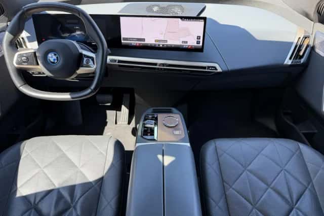 BMW iX (2023) thumbnail 2