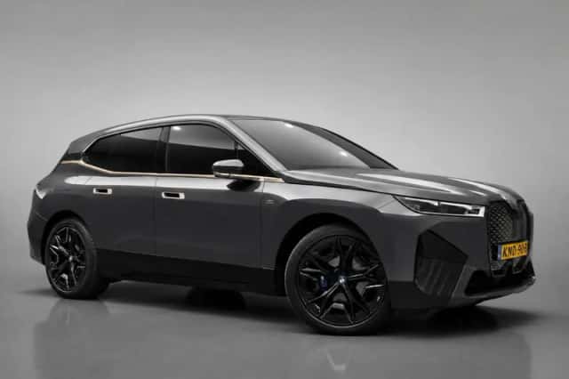 BMW iX (2023) thumbnail 2