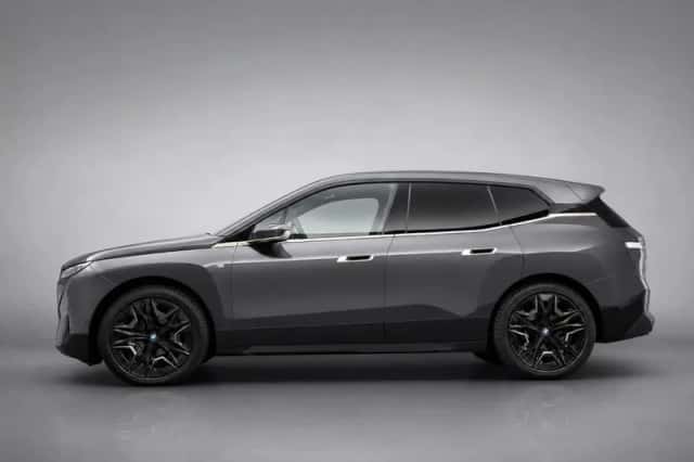 BMW iX (2023) thumbnail 3