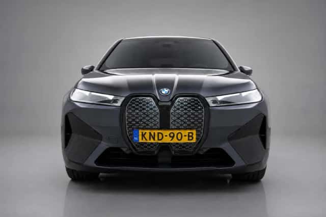 BMW iX (2023) thumbnail 4