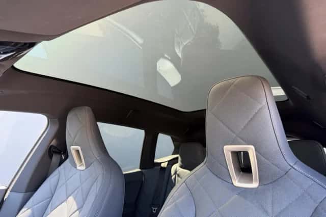 BMW iX (2023) thumbnail 6