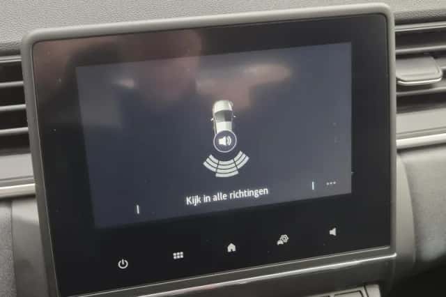 Renault Captur (2023) thumbnail 5