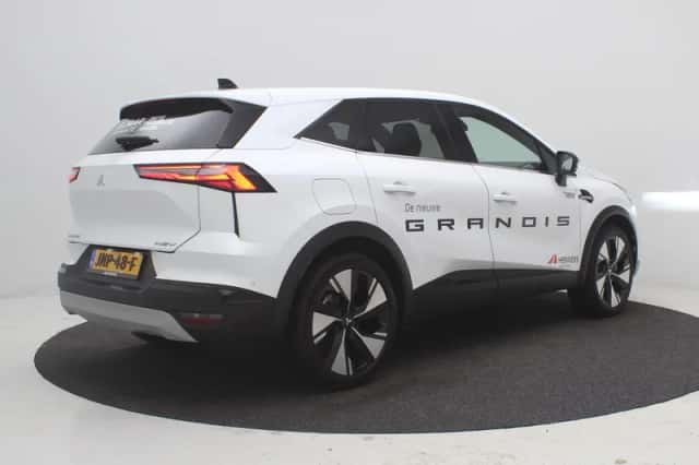 Mitsubishi Grandis (2025) thumbnail 3