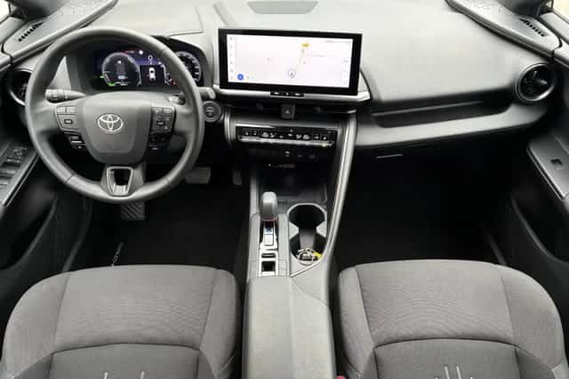 Toyota C-HR (2025) thumbnail 2