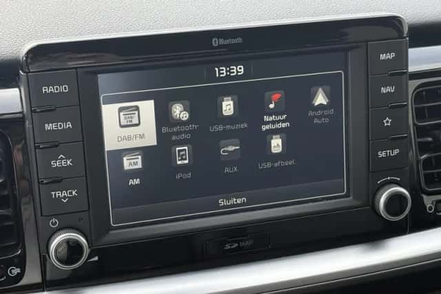 Kia Stonic (2018) thumbnail 16
