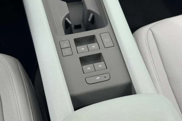 Hyundai Ioniq 6 (2023) thumbnail 26