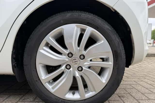 Suzuki Swift (2018) thumbnail 15