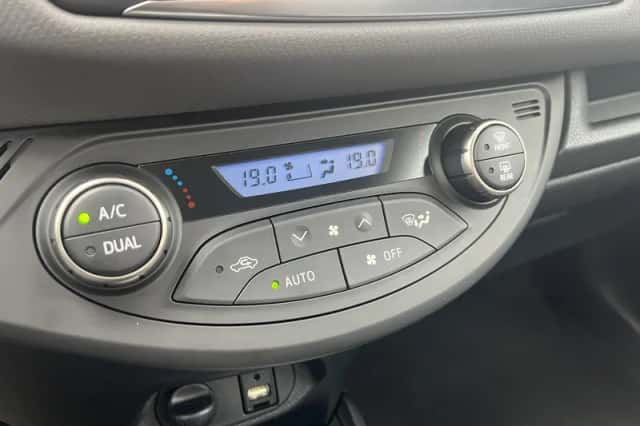 Toyota Yaris (2016) thumbnail 11