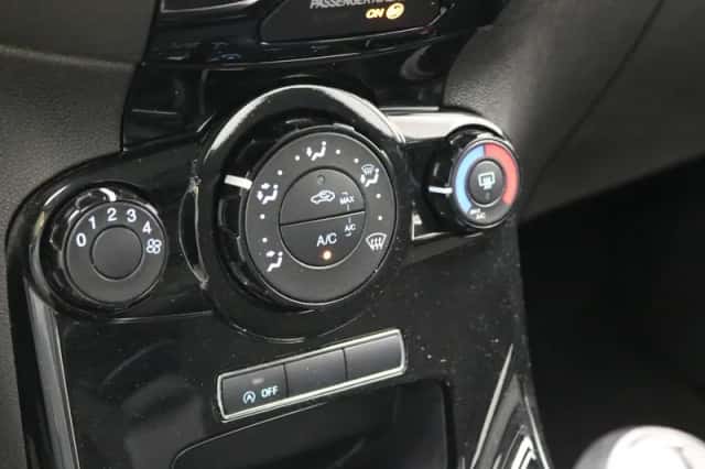 Ford Fiesta (2015) thumbnail 26