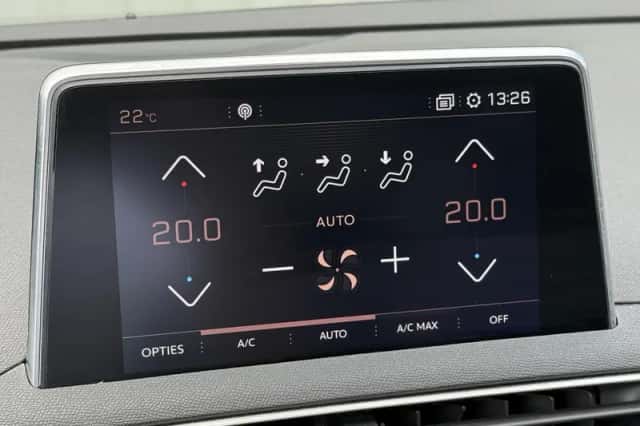 Peugeot 3008 (2018) thumbnail 19