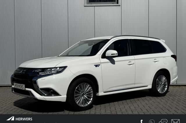 Mitsubishi Outlander (2021) thumbnail 1