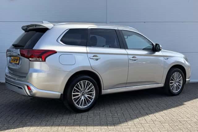 Mitsubishi Outlander (2021) thumbnail 3