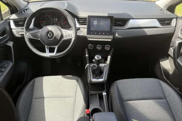 Renault Captur (2022) thumbnail 2