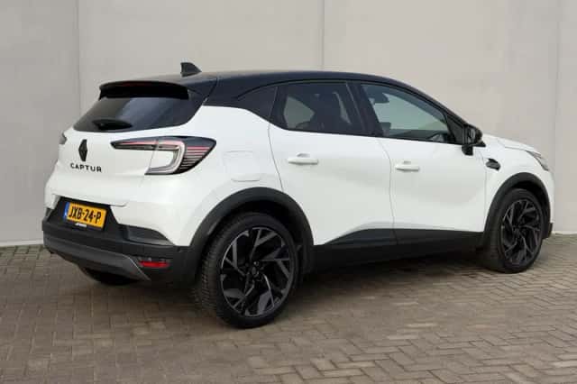Renault Captur (2024) thumbnail 3