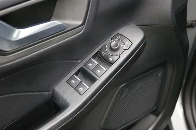 Ford Kuga (2023) thumbnail 5