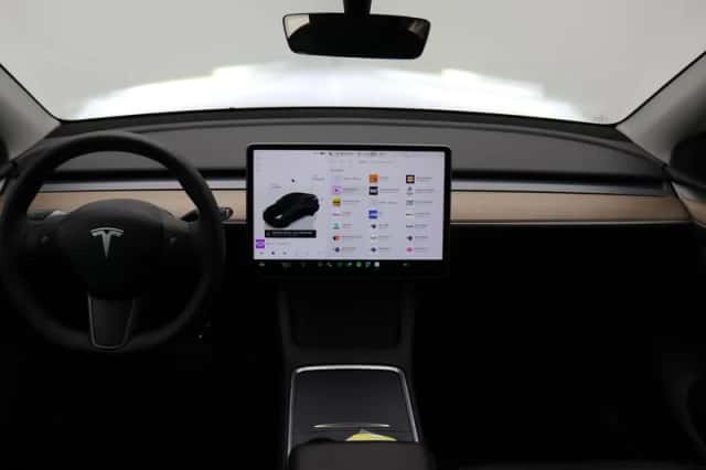 Tesla Model Y (2022) thumbnail 2