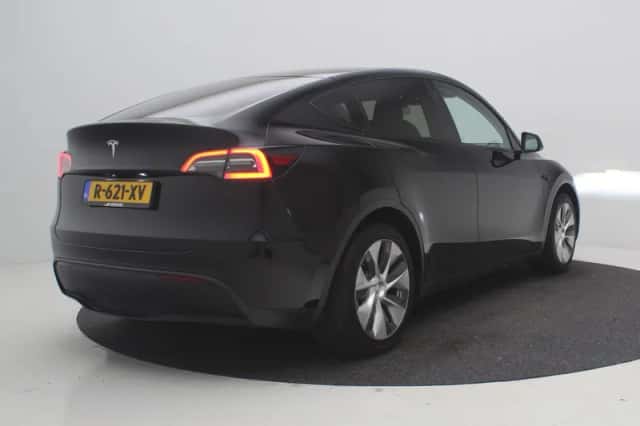 Tesla Model Y (2022) thumbnail 4