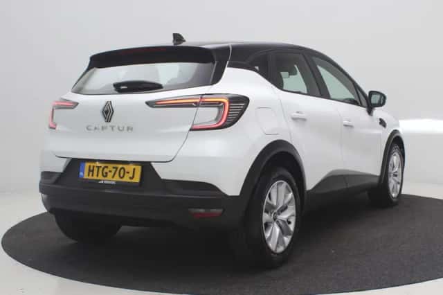 Renault Captur (2024) thumbnail 3