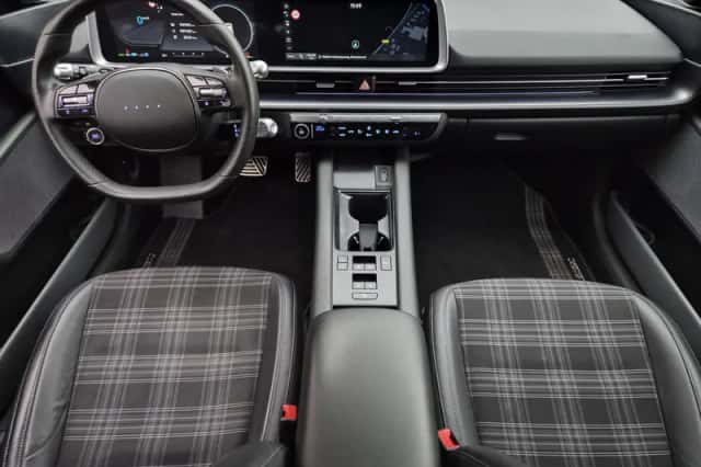 Hyundai Ioniq 6 (2023) thumbnail 2