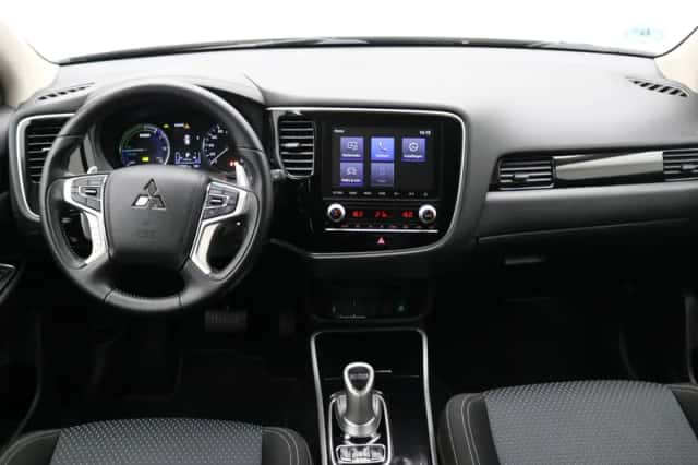 Mitsubishi Outlander (2020) thumbnail 2