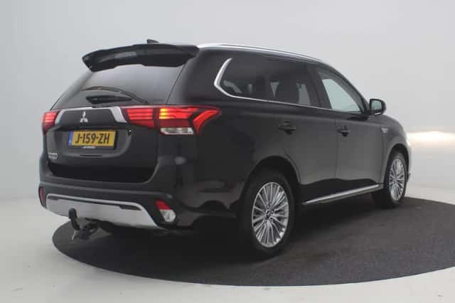 Mitsubishi Outlander (2020) thumbnail 3