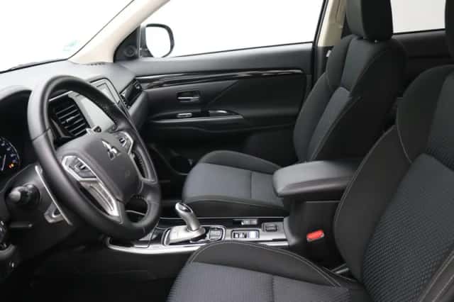 Mitsubishi Outlander (2020) thumbnail 4