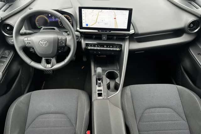 Toyota C-HR (2024) thumbnail 2