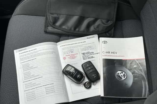 Toyota C-HR (2024) thumbnail 5
