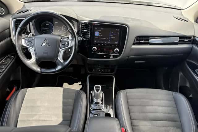 Mitsubishi Outlander (2020) thumbnail 2