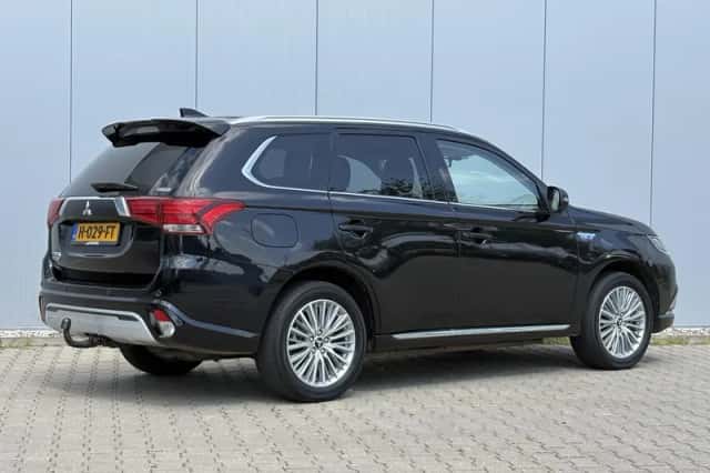 Mitsubishi Outlander (2020) thumbnail 3