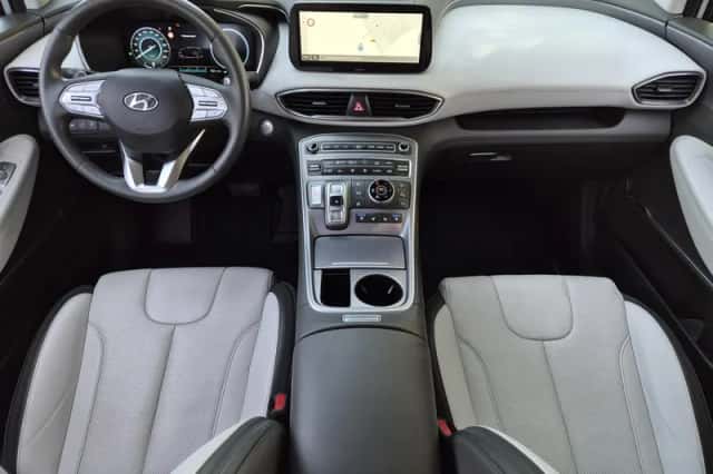 Hyundai Santa Fe (2022) thumbnail 2