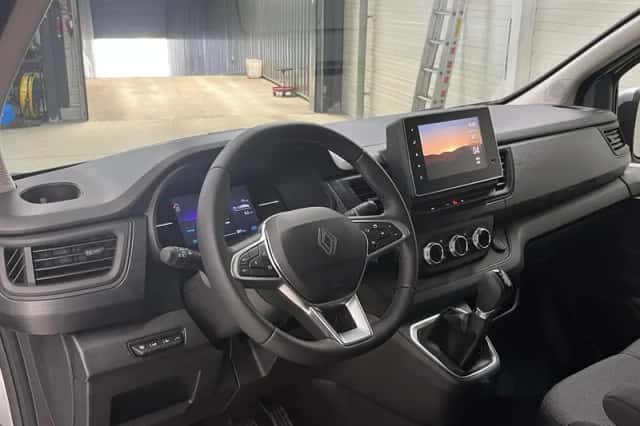Renault Trafic (2025) thumbnail 2