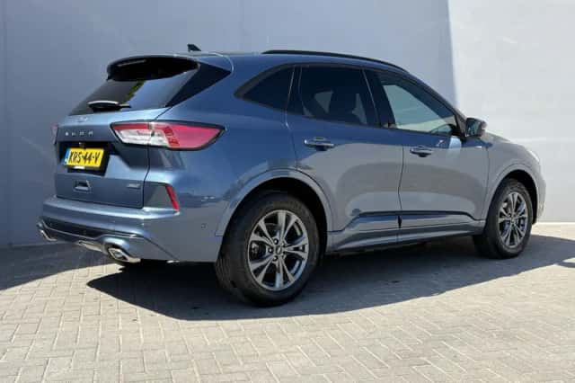 Ford Kuga (2023) thumbnail 3