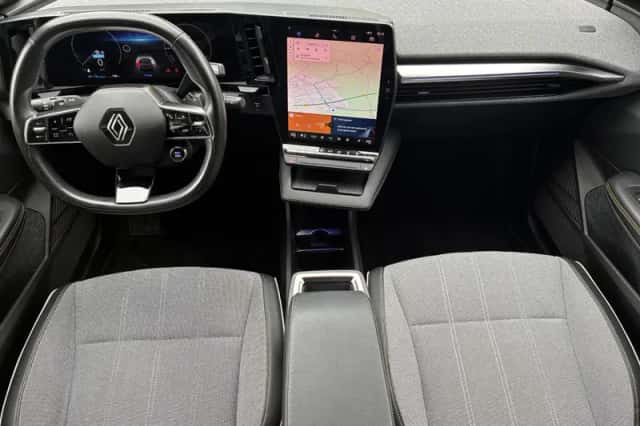 Renault Mégane E-Tech (2022) thumbnail 2