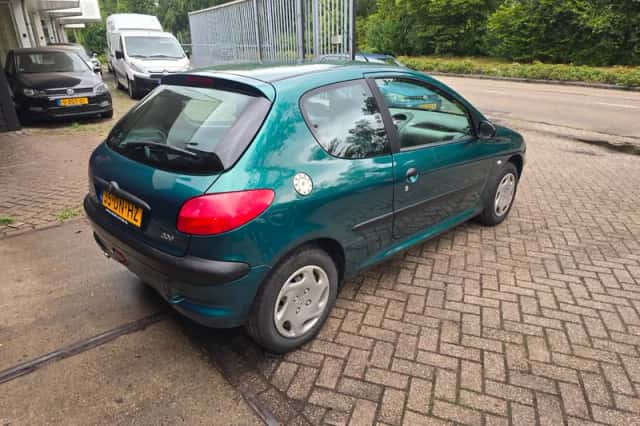 Peugeot 206 (1999) thumbnail 2