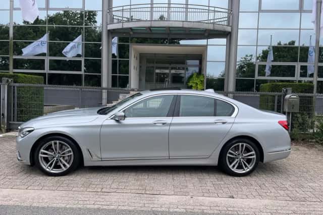 BMW 7-Serie (2016) thumbnail 2